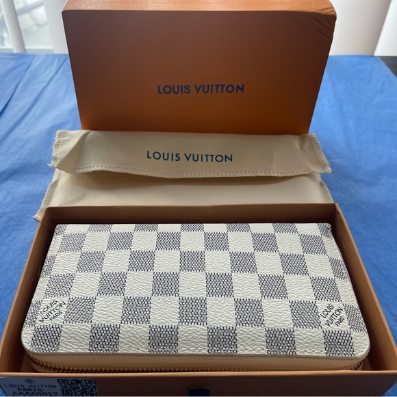 Long zipper wallet white and grey checkered comes with box and dust bag. - Picture 6 of 9